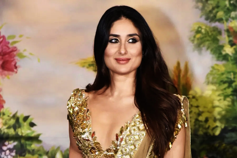 করিশ্মার বোন করিনার কাহিনিও প্রায় একই রকম। প্রথমে মুম্বইয়ের জামনাবাই নার্সি স্কুলে ভর্তি হন তিনি। তার পর দেহরাদুনের ওয়েলহাম স্কুল থেকে পড়াশোনা শেষ করেন অভিনেত্রী।