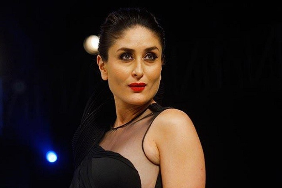 স্কুলের গণ্ডি পার করার পর করিনা মুম্বইয়ের মিঠিবাই কলেজে ভর্তি হন। সংবাদ সংস্থা সূত্রের খবর, করিশ্মার মতো তিনিও মাঝপথে পড়া থামিয়ে কলেজ ছেড়ে দেন।