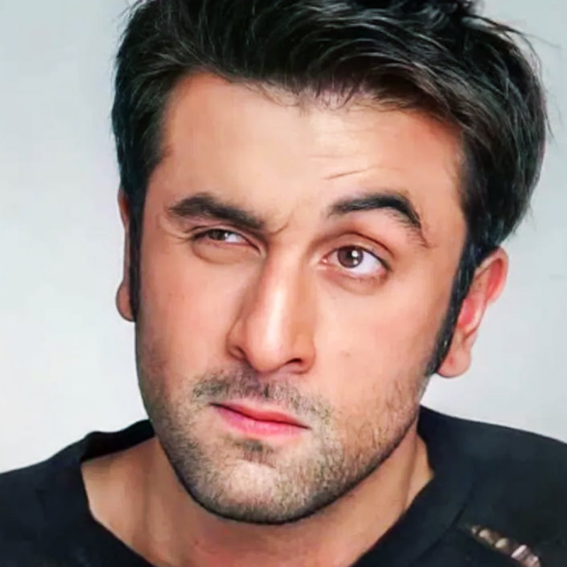 ঋষি-পুত্র রণবীর আবার ব্যতিক্রমী। মুম্বইয়ের বম্বে স্কটিশ স্কুলে ভর্তি হন তিনি। যদিও পড়াশোনার চেয়ে খেলাধুলার দিকেই অভিনেতার মন ছিল বেশি। স্কুলের পড়াশোনা শেষ করে তিনি মুম্বইয়ের এইচআর কলেজ অফ কমার্স অ্যান্ড ইকোনমিকসে ভর্তি হন।