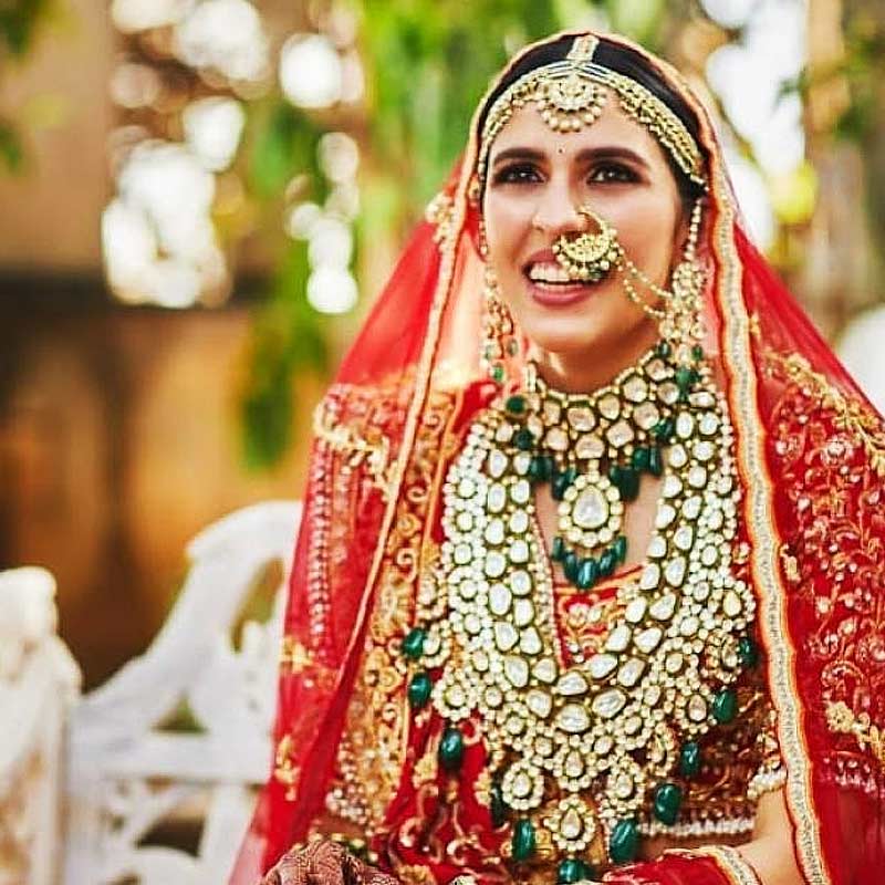 বিয়ের দিনে সোনার কাজ করা লাল রঙের পোশাকে শ্লোকা সেজেছিলেন রানির বেশে। তবে সব থেকে আকর্ষণীয় ছিল জাদাউ পোল্কি হিরে এবং পান্নাখচিত ঢাউস গলার হার। এই গলার হারের পাশাপাশি তিনি পরেছিলেন মানানসই কানের দুল, টিকলি, নথ এবং চোকার। দক্ষিণ আফ্রিকা থেকে জাদাউ পোল্কি হিরের গয়নার সেটটির আনুমানিক দাম ছিল ৩ কোটি টাকা। 