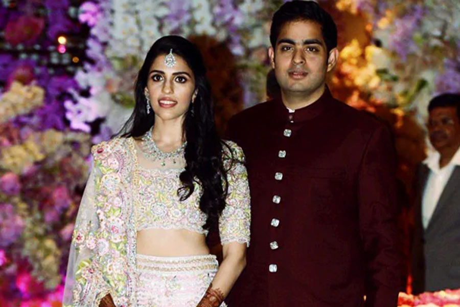 রিসেপশনের দিন প্যাস্টেল গোলাপি এমব্রয়ডারি করা লেহঙ্গায় তাক লাগিয়েছিলেন শ্লোকা। তবে বেশি আকর্ষণীয় ছিল তাঁর গলার হিরের নেকলেস। হিরের নেকলেসের পাশাপাশি পরেছিলেন  মানানসই হিরের কানের দুল এবং হিরের টিকলি। এই হিরের গয়নার পুরো সেটটির দাম কোটি টাকার উপরে।