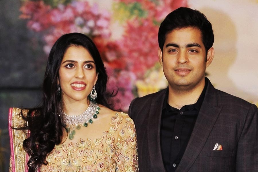 শ্লোকার কাছে এমন কিছু গয়নাও রয়েছে যেগুলি নাকি বেশ দুর্লভ। এ ছাড়াও সবসময় হালফ্যাশনের পোশাকআশাকের জন্যও তিনি চর্চায় থাকেন।