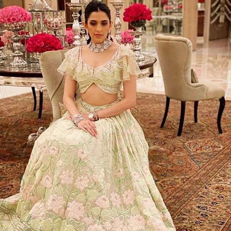 বিয়ের আগে মেহন্দি অনুষ্ঠানে একটি রংবেরঙের লেহঙ্গা পরেছিলেন শ্লোকা। গলায় ছিল মুক্তো এবং হিরেখচিত একটি ‘চোকার’। কানের দুল এবং হাতের চুড়িতেও ছিল হিরের চমক।