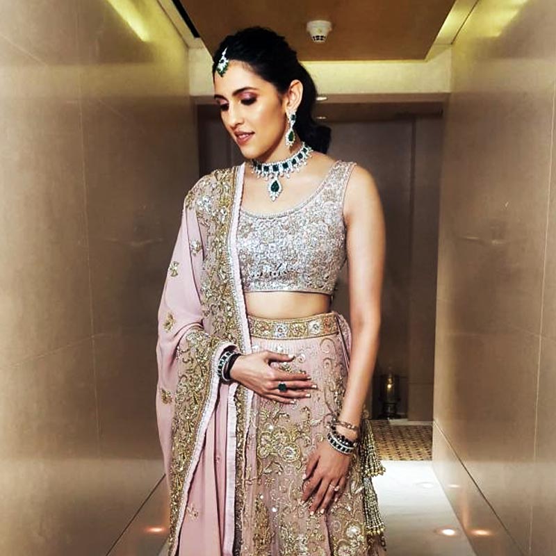 শ্লোকা তাঁর বাবার হিরের সংস্থা ‘রোজি ব্লু ডায়মন্ডস’-এর ডিরেক্টর। তাঁকে এক বার এক অনুষ্ঠানে দেখা গিয়েছিল সবুজ পান্না-সজ্জিত একটি বহুমূল্য হিরের নেকলেস পরে। সঙ্গে ছিল ম্যাচিং কানের দুল, টিকলি এবং চুড়ি।