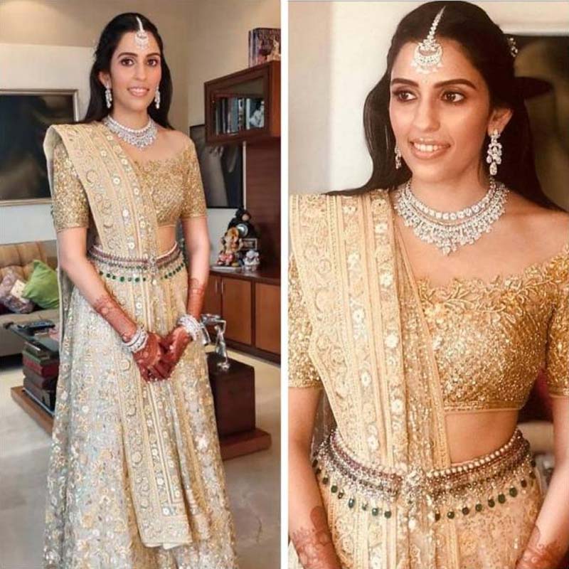 বিয়ের আগে এক অনুষ্ঠানে ডিজাইনার আবু জানি এবং সন্দীপ খোসলার তৈরি সাদা পোশাকে নজর কেড়েছিলেন শ্লোকা। সেই অনুষ্ঠানে তিনি যে বহুমূল্য গয়না পরেছিলেন, তা দেখেই গয়না নিয়ে তাঁর শৌখিনতা প্রকাশ পেয়েছিল। একাধিক স্তরযুক্ত একটি গলার নকলেসের সঙ্গে ম্যাচ করে কানের দুল, চাঁদবালা টিকলি এবং চুড়িও ছিল তাঁর শরীরে। তবে সব থেকে নজর কেড়েছিল মুক্তো, স্ফটিক, হিরে এবং পান্নাখচিত তাঁর বাহারি কোমরবন্ধ।