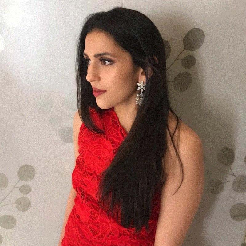 মুকেশের ভাগ্নে অর্জুন কোঠারির বিয়ের অনুষ্ঠানে শামিল হয়েও বাহারি হিরের গয়না পরে তাক লাগিয়েছিলেন স্লোকা। শ্লোকার রূপসজ্জাশিল্পী ওজস রজানির পোস্ট করা ছবিতে শ্লোকাকে দেখা গিয়েছিল লাল রঙের একটি পোশাকে। তবে তাঁর পোশাকের থেকেও বেশি নজর কেড়েছিল ফুলের নকশা করা হিরের কানের দুল।