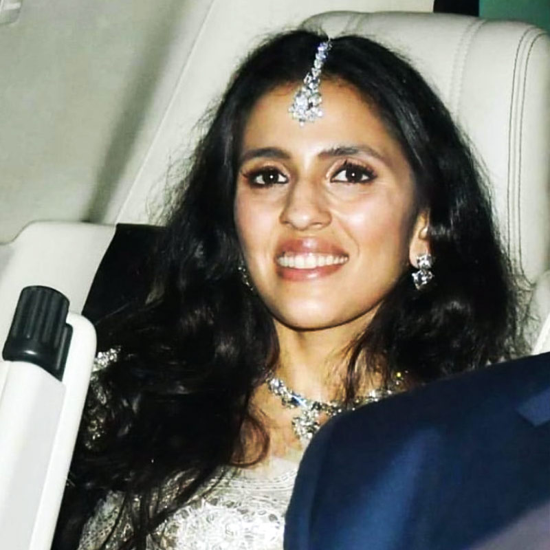 রণবীর কপূর এবং আলিয়া ভট্টের বিয়েতে শ্লোকা হাজির ছিলেন একটি দন্তশুভ্র শাড়িতে। ন্যূনতম রূপসজ্জা এবং একটি সাধারণ কোশসজ্জায় নজর কেড়েছিলেন তিনি। তার উপর হিরের নেকলেস, কানের দুল এবং টিকলিতে অনবদ্য হয়ে উঠেছিলেন অম্বানী-বধূ।