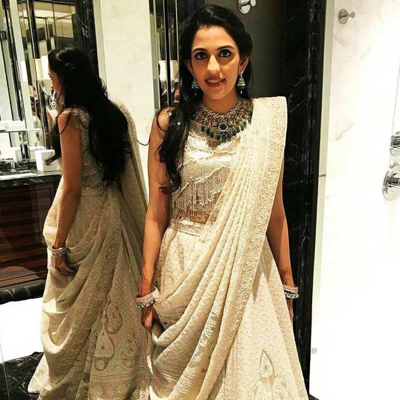 বোন দিয়া মেটার বিয়ের সঙ্গীতানুষ্ঠানে ডিজাইনার জুটি আবু জানি এবং সন্দীপ খোসলার তৈরি চিকঙ্করি লেহঙ্গায় জমকালো ভাবে সেজেছিলেন শ্লোকা। তাঁর সেই লেহঙ্গা ছিল মুক্তোখচিত। লেহঙ্গার সঙ্গে ম্যাচ করে তিনি গলায় চাপিয়েছিলেন পান্নাখচিত হিরের নেকলেস, ম্যাচিং কানের দুল এবং ম্যাচিং চুড়ি।