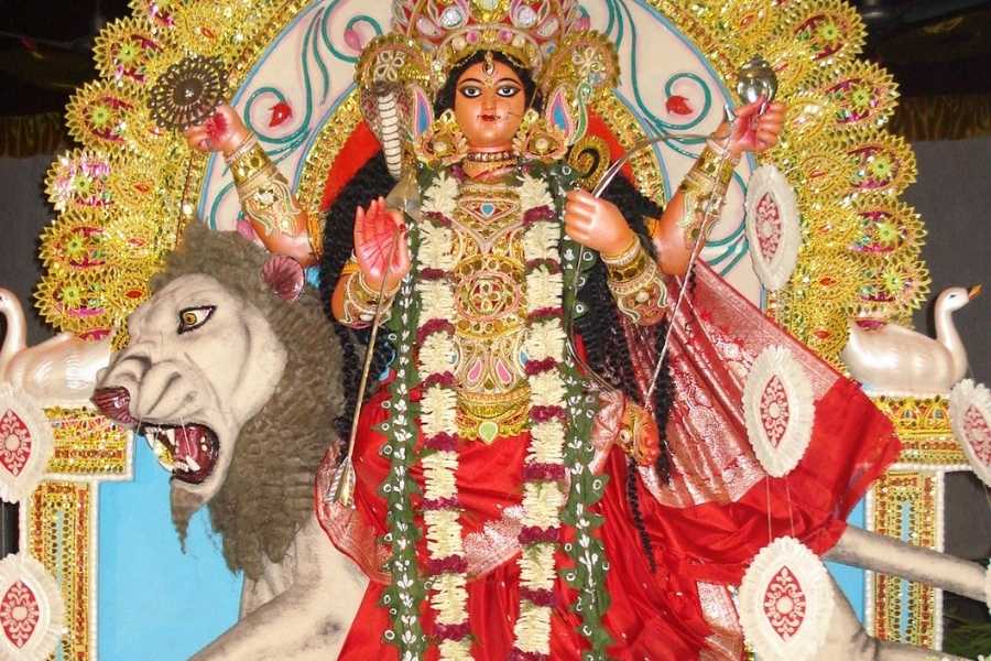  জনশ্রুতি বলে, শান্তিপুরের চন্দ্রচূড় তর্কমুনির কামরাঙা গাছতলায় পঞ্চমুণ্ডির আসনে প্রথম দেবী জগদ্ধাত্রীর পুজো হয়। এই লোকগাথা ঘিরে অবশ্য খানিক বিতর্কও রয়েছে।