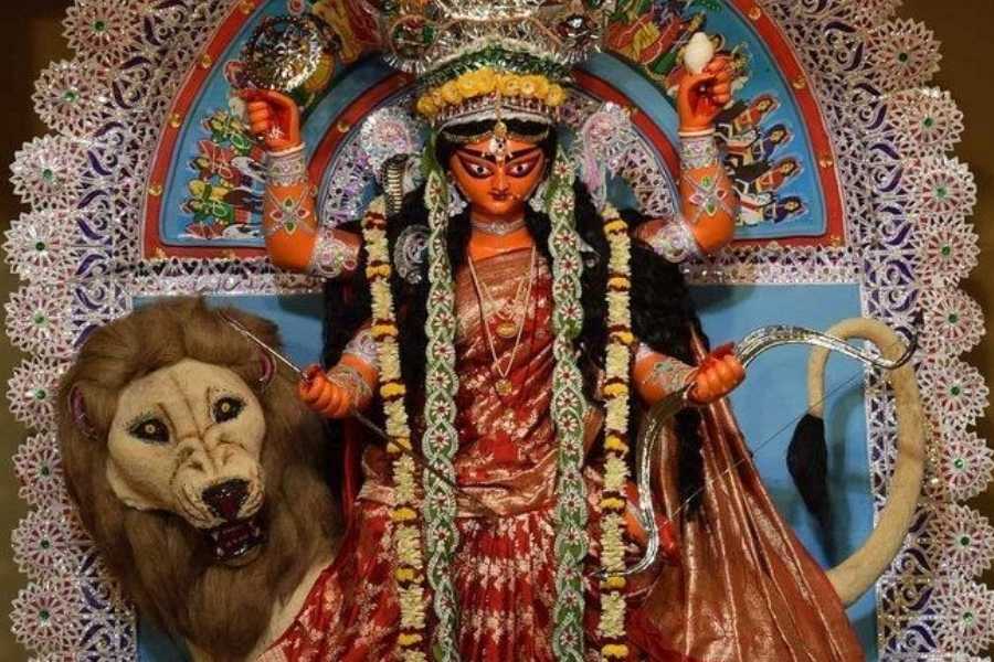  কারণ, নথি অনুযায়ী ১৭৬২ সালে নদিয়া জেলার কৃষ্ণনগরে জগদ্ধাত্রী পুজোর প্রচলন হয় বলেই জানা যায়। তবে সেটি ঘটপুজো ছিল। কোনও প্রতিমা ছিল না সেই পুজোয়।  