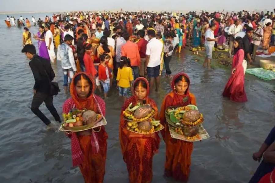 খরনা হবে ২৯ তারিখ। পরদিন, ৩০ অক্টোবর অর্ঘ্য দেওয়া। শেষ দিন, ৩১ অক্টোবর সূর্যাস্তের সময় হবে অর্ঘ্য নিবেদন। 