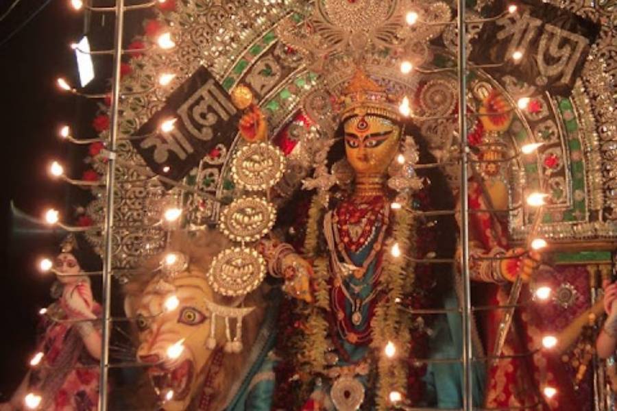 কথিত, শান্তিপুরের হরিপুর নিবাসী তন্ত্রসাধক চন্দ্রচূড়ের সাধনায় পাওয়া যায় দেবী জগদ্ধাত্রীর রূপের বর্ণনা, এমনকি পূজার মন্ত্র ও মন্ত্রও।  রাজা গিরিশচন্দ্র রায় যখন ১৮০২ সালে নদিয়ার রাজত্ব অধিকার করেন, শান্তিপুরের হরিপুরে তখন ১০৮ ঘর ব্রাহ্মণের বাস।