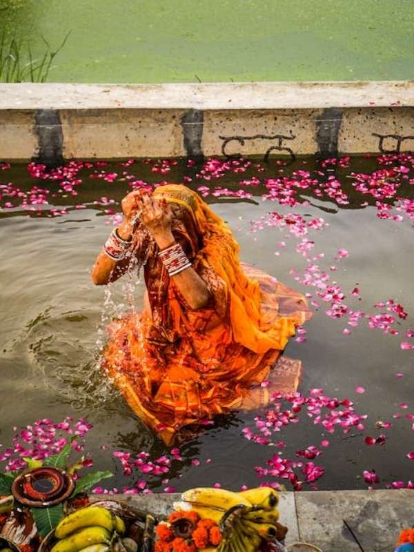 ছট পুজো নিয়ে রয়েছে পৌরাণিক গল্পও। মহাভারতে দ্রৌপদীর ছট পুজো করার উল্লেখ পাওয়া যায়। তবে তার নেপথ্যেও কিন্তু রয়েছে অন্য এক কারণ। আসুন জেনে নেওয়া যাক কী সেই কারণ?