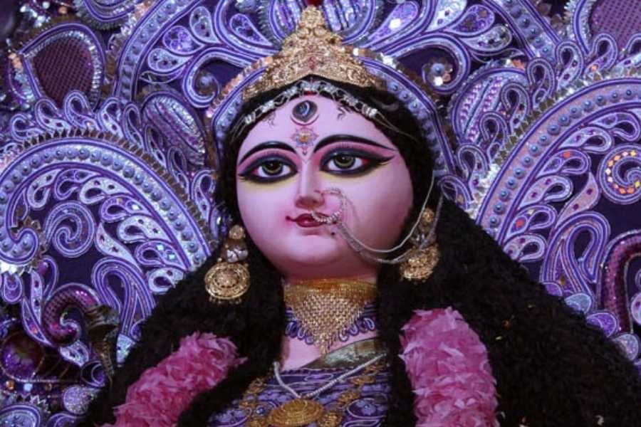 তাঁদের মধ্যে অন্যতম, চন্দ্রচূড়কে রাজা নিজেই অনুরোধ জানিয়েছিলেন রাজসভায় থাকার জন্য। সেই সময়ে ঊষাকালে প্রথম বার জগদ্ধাত্রীর মূর্তি গড়ে পঞ্চমূণ্ডির আসনে কামরাঙা গাছের নীচে পুজো করা হয়েছিল দেবীকে। 