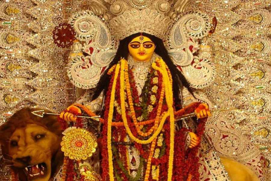 কথিত, নদিয়ার মহারাজা কৃষ্ণচন্দ্র রায়ের আমলে নবাব আলিবর্দি খাঁ, তাঁর কাছ থেকে ১২ লক্ষ টাকা দাবি করেছিলেন দূর্গাপুজোর আগে। সেই টাকা দিতে অস্বীকার করায় মহারাজা কৃষ্ণচন্দ্রকে বন্দি করা হয় মুর্শিদাবাদে। 