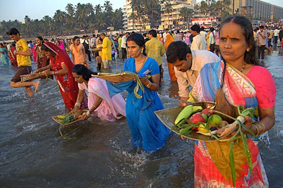 শাস্ত্র মতে, ছঠি মাইয়া সূর্য দেবের বোন। তাই সূর্য দেবের আরাধনাও করা হয়। 