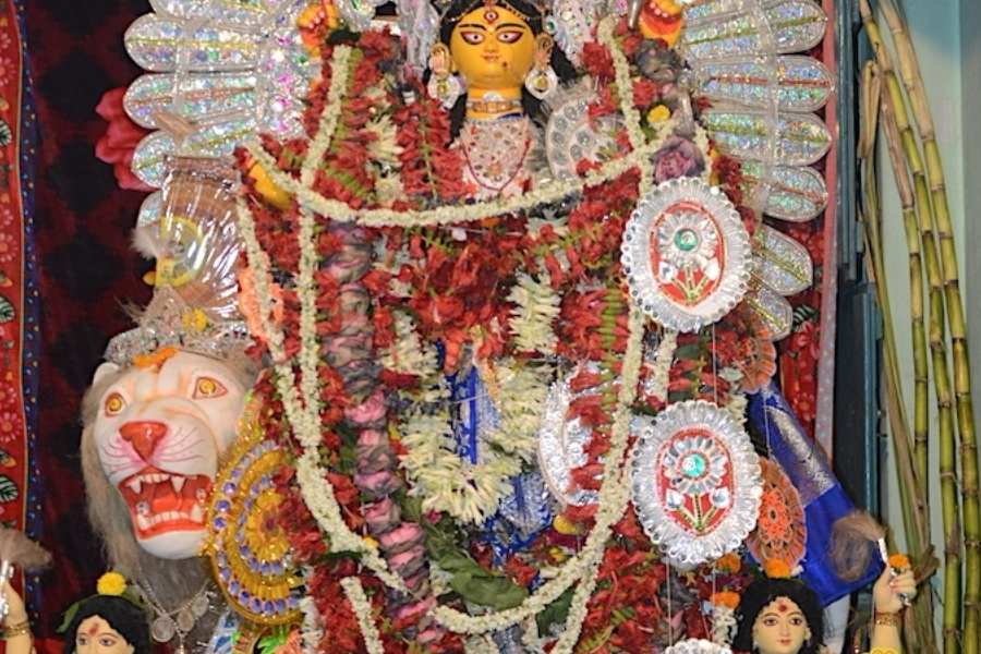 বিসর্জনের বাদ্যির মাঝে কৃষ্ণচন্দ্র  ফিরছিলেন কৃষ্ণনগরে। তখন বিষাদ ঘিরে ধরে তাঁকে। দূর্গাপুজোয় যে তাঁর থাকা হয়নি! শোনা যায়, সেই রাতেই কৃষ্ণচন্দ্র দেবী জগদ্ধাত্রীর কাছ থেকে স্বপ্নাদেশ পান, তাঁর পুজো করার জন্য। 