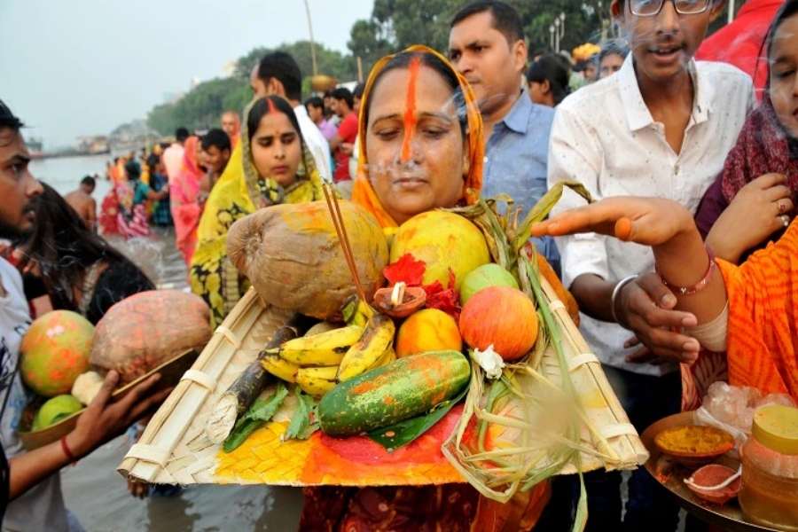 পরিবারে সুখ, শান্তি ও সমৃদ্ধি বজায় রাখার উদ্দেশ্যে এই পুজো, যেখানে অস্তগামী সূর্যকে অর্ঘ্য দেওয়া হয়। 