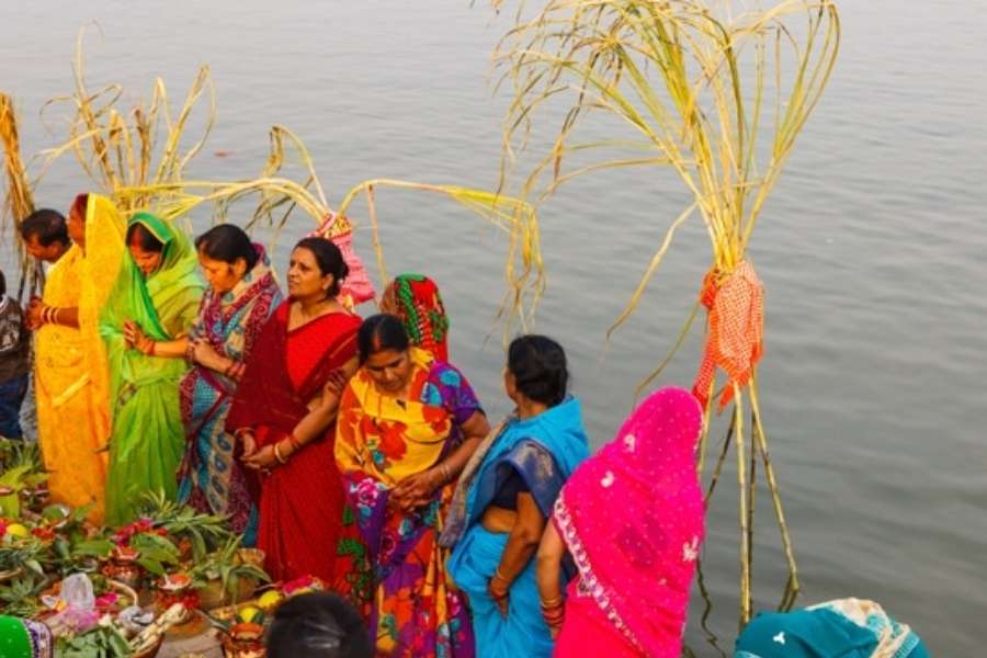 এই উৎসবের সময়ে মহিলারা ৩৬ ঘণ্টা নির্জলা উপোস করে সন্তানের দীর্ঘায়ু কামনা করেন সূর্য দেব ও ছঠি মাইয়ার কাছে। 