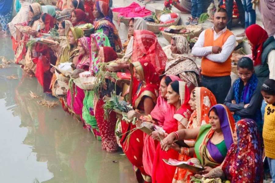 ছট পুজোর সঙ্গে যোগ রয়েছে মহাভারতেরও। পৌরাণিক মতে, কর্ণ ছিলেন সূর্যের পুত্র। সূর্য দেবের আশীর্বাদে তিনি ছিলেন অপার শক্তি ও ক্ষমতার অধিকারী। কর্ণ নিজে সূর্যভক্তও ছিলেন। তাই প্রত্যহ ঘণ্টার পর ঘণ্টা জলে দাঁড়িয়ে তাঁর উপাসনা করতেন। 