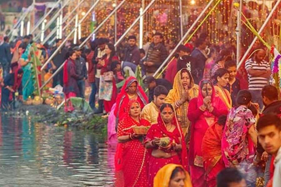 অপর দিকে দ্রৌপদীও ছিলেন সূর্যের পরম ভক্ত। কথিত, জুয়া খেলায় পাণ্ডবেরা নিজেদের সর্বস্ব খোয়ালে রাজত্ব ফিরে পাওয়ার জন্য দ্রৌপদী সূর্য দেবের আরাধনা করেন। পালন করেন ছটের ব্রত। 