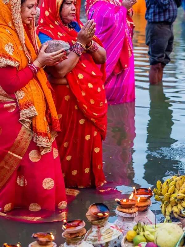 বলা হয়, দ্রৌপদী নিয়ম মেনে নিষ্ঠাভরে ছট উৎসব পালন করার পরেই পাণ্ডবেরা ফিরে পান তাঁদের রাজপ্রসাদ। তাই শাস্ত্রের সঙ্গে সঙ্গে ছট পুজোর উল্লেখ কিন্তু রয়েছে ভারতের মহাকাব্যেও।