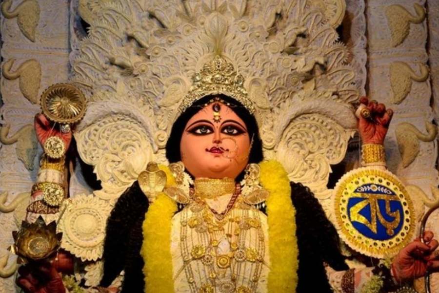 একটি ছোট তৃণখণ্ড তিনি নিক্ষেপ করেন দেবতাদের সামনে। ওই তৃণখণ্ডকে ধ্বংস করে প্রমাণ করতে হবে দেব শক্তিই শ্রেষ্ঠ। এটাই ছিল পরীক্ষা।