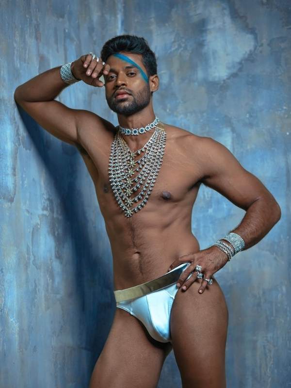 আচ্ছা গয়না কি শুধুই নারীর? কখনই নয়। সেই রাজা-মহারাজা থেকে প্রাচ্যের শাসক, বার বার পুরুষদের সাজকে ঘিরে রেখেছে গয়না।