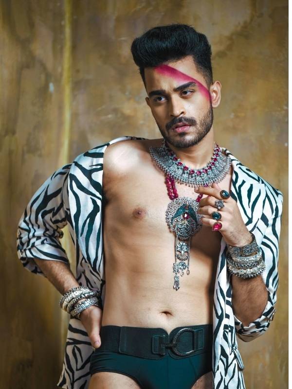 যদিও আধুনিক আমলের সাজ-সজ্জায় পুরুষদের শরীরে গয়না বলতে সোনার চেন, ব্রেসলেট, কানের দুল কিংবা কাফলিং। কিন্তু ভারী গয়না নৈব নৈব চঃ।