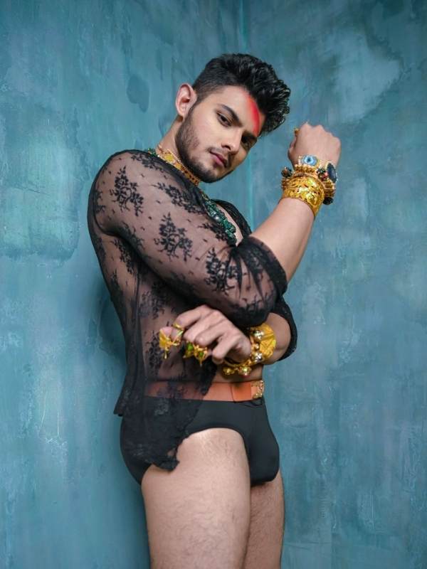 পুরুষদের সাজে গয়নার সেই প্রথাগত ধারণাকেই এক ধাক্কায় ভেঙে চুরমার করে দিলেন পোশাকশিল্পী রূদ্র সাহা।