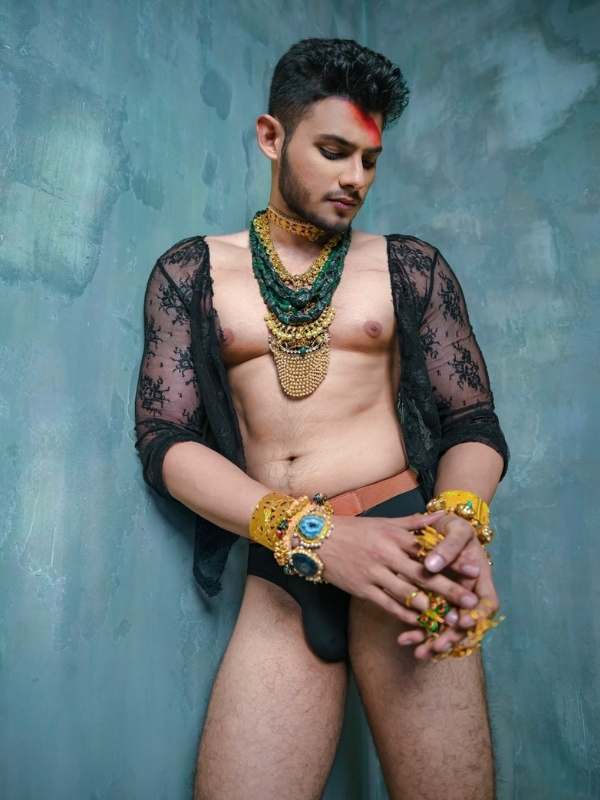 উন্মুক্ত শরীরে ফুটে উঠছে পেশির ভাঁজ — সেই শরীরেই নতুন ভাবে সেজে উঠেছে সোনা-রূপো-হীরের গয়না।