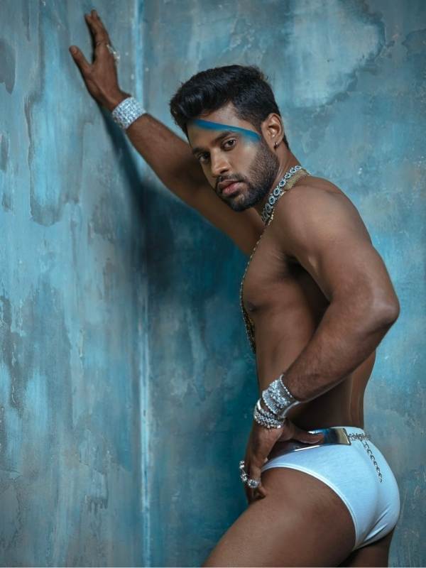 শরীর ঢেকেছে লম্বা হার-এ। কোমরবন্ধ যেন আরও তীক্ষ্ণ করে তুলেছে সেই সাজকে।