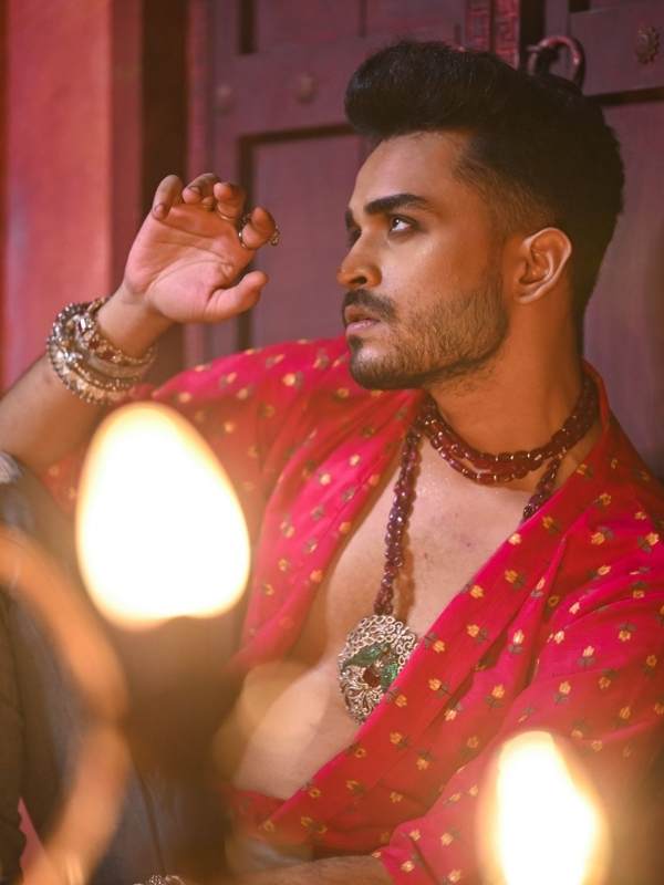 অনাবৃত শরীরে রুদ্র-র ভাবনায় যেন স্পষ্ট ফুটে উঠেছে অলঙ্কারের অহঙ্কার।