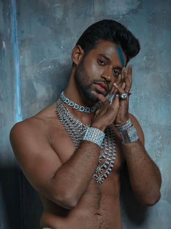 দেশ হোক বা বিদেশ, হিরের ছোঁয়া যে কোনও সাজকেই করে তোলে ঝলমলে। সেই সাজকেই নতুন আবেশে ফুটিয়ে তুলেছেন রুদ্র। 