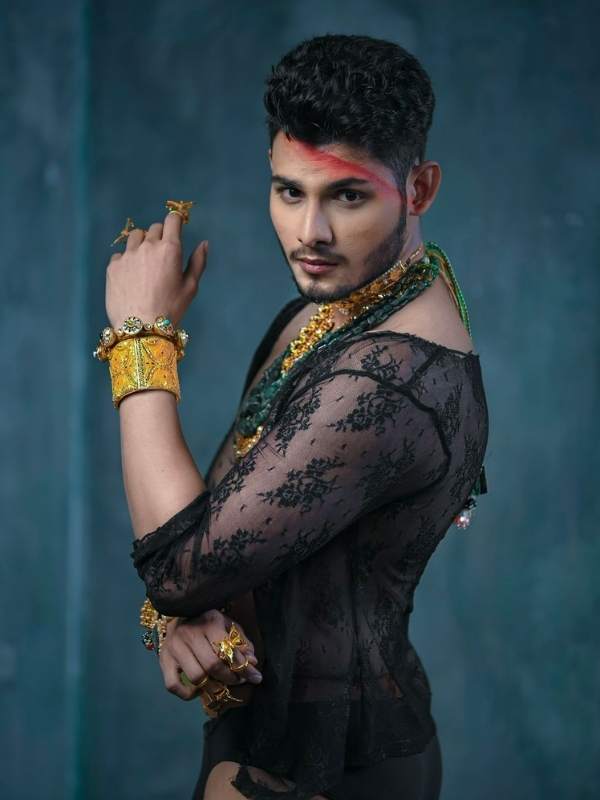 ছবিতে কালো মসলিন ভেদ করে ফুটে উঠেছে সোনার আভা।