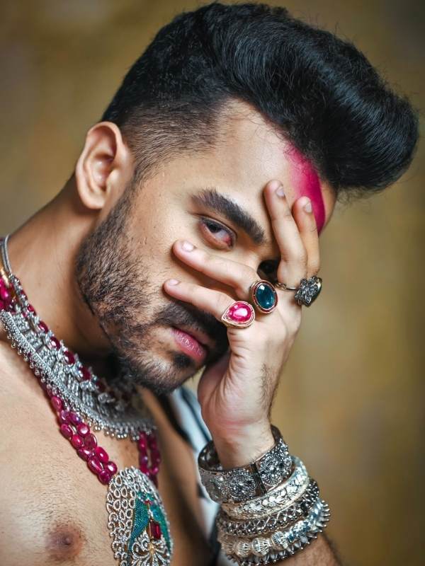 সোনা বা হিরেই নয়, রুপোর তৈরি বিভিন্ন অলঙ্কারেও রুদ্র নতুনভাবে সাজিয়ে তুলেছেন পুরুষকে।