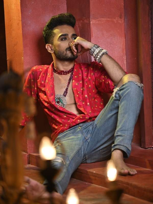 লাল শার্ট, টর্নড জিন্স-এ সেই চেনা পুরুষই অচেনা হয়ে উঠেছে রুপোর সাজে। চোখে ভাষাতেও পরম প্রাপ্তি।মডেল: অরিজিৎ সিকদার, কুনাল মণ্ডল, তন্ময় আচার্য। ছবি: সৌরভ, সোনু, সৌভিক দাস। রূপটান: অর্চন।