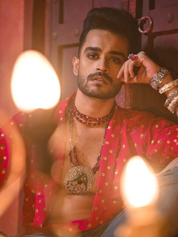 গয়নার সেই দ্যুতিই মুছে দিচ্ছে ছকভাঙা ধারণা। লম্বা হার, ব্রেসলেট বা বাজুবন্ধে পুরুষ এখন সমান স্বচ্ছন্দ।