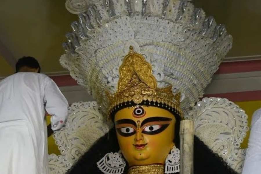 মায়ের সোনার গয়নার বর্তমান পরিমাণ ঠিক কত, তা খোলসা করে জানাননি উদ্যোক্তারা। গয়না থাকে লকারে। পুজোর আগের পরে কড়া পুলিশি পাহারায় অলঙ্কার এনে সারা রাতে সাজিয়ে তোলা হয় মাকে। 