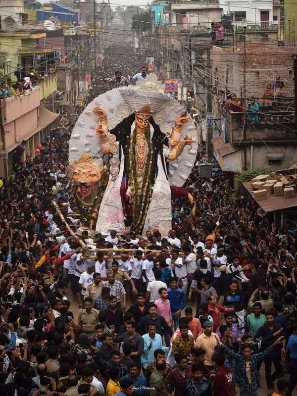 আগামী ২ নভেম্বর সেই দেবীর পুজো। গত দু’বছরের করোনার চাপ কাটিয়ে এ বারে যেন একটু স্বস্তির নিঃশ্বাস। স্বভাবতই উন্মাদনা রয়েছে বেশ। 