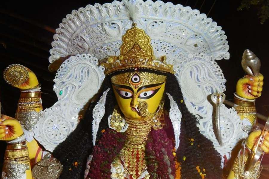তবে জগদ্ধাত্রী পুজো মানেই কিন্তু শুধু চন্দননগর নয়। বরং তার সঙ্গে পাল্লা দিয়ে উঠে আসে কৃষ্ণনগরের নাম। আর কৃষ্ণনগরের জগদ্ধাত্রী পুজোর কথা উঠলে বলতেই হয় চাষা পাড়ার বুড়িমার পুজোর কথা। 