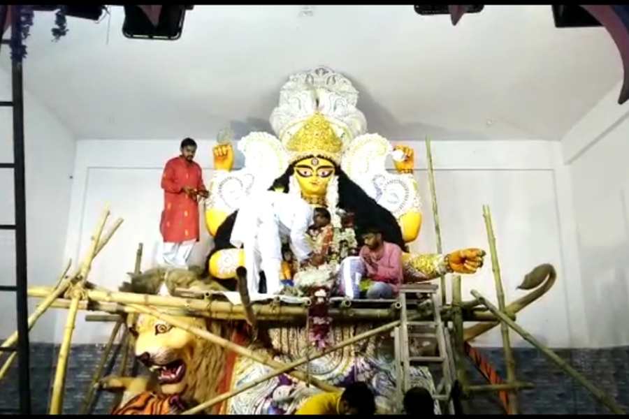 সেই মনস্কামনা পূর্ণ হলে মা-কে দান করেন সোনার গয়না। লোকে বলে বুড়িমা নাকি সবার সব চাওয়াই পূর্ণ করেন। 