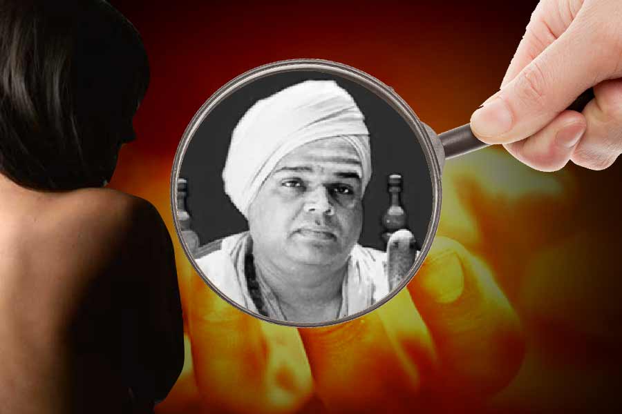 সোমবার আত্মহত্যা করেছেন লিঙ্গায়েত ধর্মগুরু শ্রী বাসবলিঙ্গেশ্বর স্বামী। কর্নাটকের কাঞ্চুগাল বন্দে মঠের ৪৫ বছর বয়সি এই লিঙ্গায়েত গুরুর মৃতদেহ তাঁর আশ্রম থেকে উদ্ধার করা হয়।