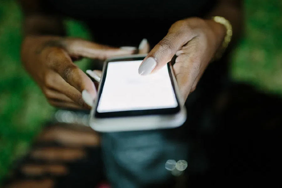 বাসবলিঙ্গেশ্বর সুইসাইড নোটে দাবি করেছেন, এক মহিলা ‘অশ্লীল ভিডিয়ো কল’ করে তাঁকে প্রতিনিয়ত হুমকি দিচ্ছিলেন। আর এর ফলেই তিনি আত্মহত্যা করতে বাধ্য হয়েছেন।