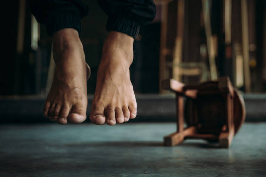 সোমবার সকালে কর্নাটকের রামানগর জেলায় কাঞ্চুগাল বন্দে মঠে প্রার্থনাকক্ষের জানালার গ্রিল থেকে বাসবলিঙ্গেশ্বর স্বামীর ঝুলন্ত দেহ দেখতে পান আশ্রমের আবাসিকরা। 