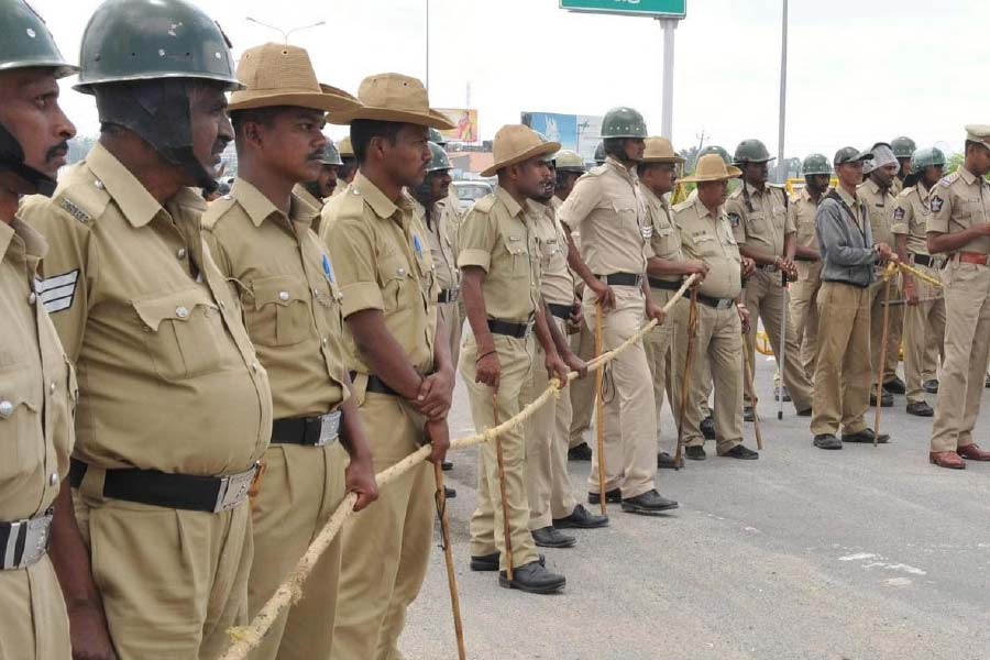 পুলিশ আরও জানিয়েছে, মঠের অভ্যন্তরীণ রাজনীতি থাকতে পারে। কিছু গুরুর সঙ্গে রাজনীতিবিদদেরও সুসম্পর্ক থাকে। তবে বাসবলিঙ্গেশ্বরের সুইসাইড নোটে কোনও রাজনীতিবিদদের উল্লেখ নেই বলেও পুলিশ জানিয়েছে।