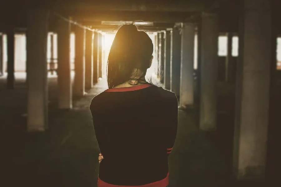 এক জন পুলিশকর্তা জানিয়েছেন, সম্ভাব্য সমস্ত দিক খতিয়ে দেখছে পুলিশ। পাশাপাশি ওই মহিলা কে, তা জানতেও উঠেপড়ে তদন্ত শুরু করেছে পুলিশ।