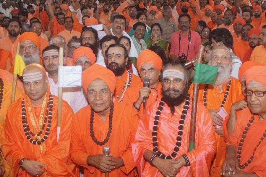 প্রসঙ্গত, ১৯৯৭ সালে মাত্র ২০ বছর বয়সে ৪০০ বছরের পুরনো ওই মঠের ভার গ্রহণ করেন বাসবলিঙ্গেশ্বর।