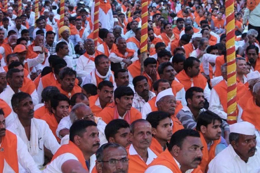 কর্নাটক এবং পড়শি রাজ্যগুলিতে লিঙ্গায়েত সম্প্রদায়ের বেশ কয়েকটি মঠ রয়েছে। কর্নাটকের মোট জনসংখ্যার প্রায় ১৭ শতাংশ  লিঙ্গায়েত সম্প্রদায়ভুক্ত।