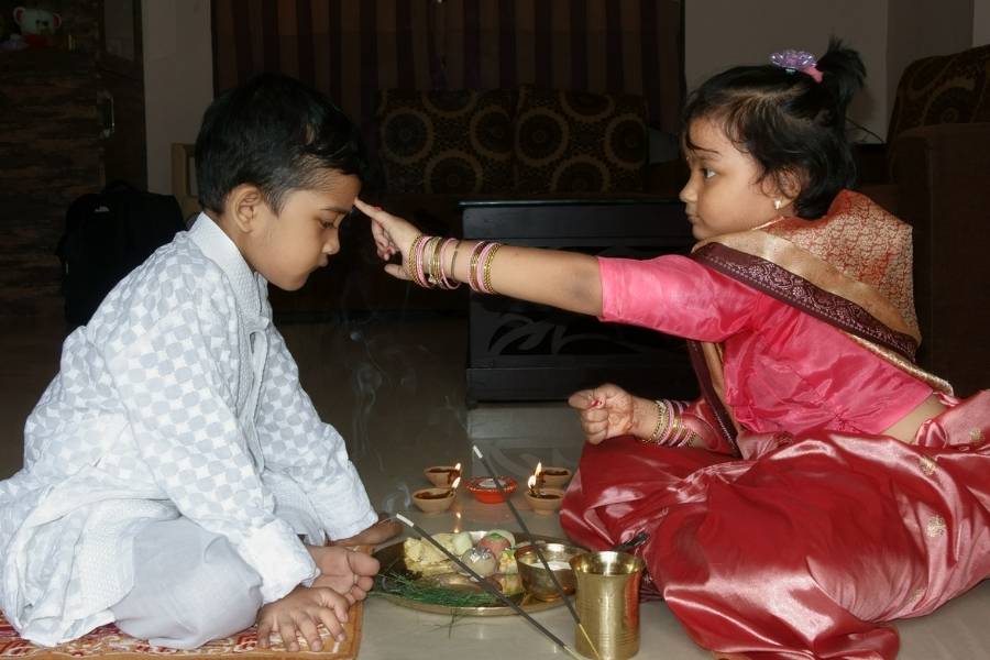 ভাইয়ের জন্য মঙ্গল কামনায় সকাল থেকে উপোস করে ফোঁটা দেওয়া এবং দিনভর আনন্দে মেতে ওঠা, খাওয়া-দাওয়া, হই-হুল্লোড় — এই থাকে ভাইফোঁটার রুটিন।